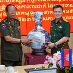 Tập đoàn Công nghiệp – Viễn thông Quân đội (Viettel) trao tặng tác phẩm “Vươn Ra Biển Lớn” cho Phó Thủ tướng Chính phủ, Bộ trưởng Bộ Quốc phòng Vương quốc Campuchia.